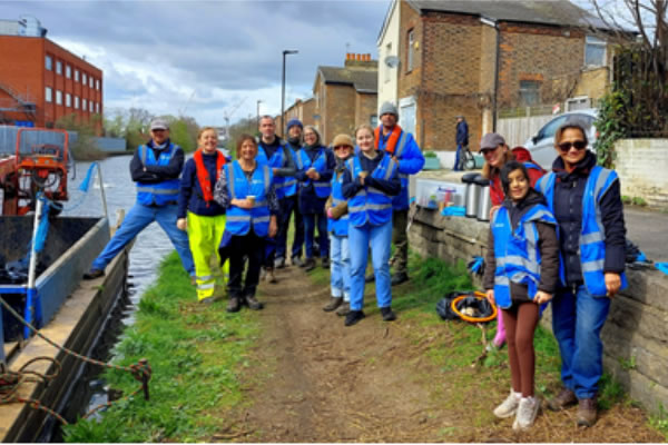 Volunteers on the Grand Union Canal towpath