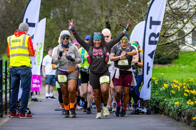 Runners setting off from Gunnersbury Park 